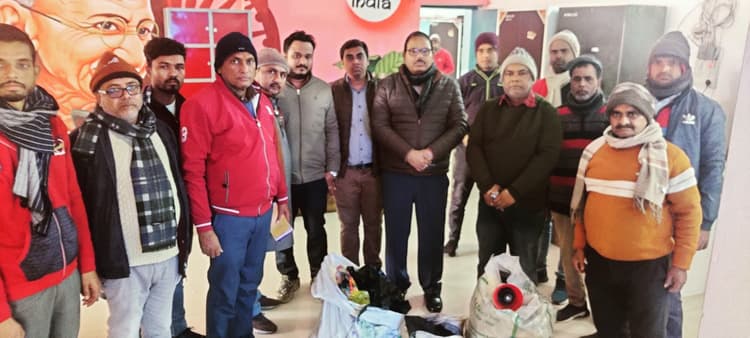 नगर प्रशासन ने की छापेमारी, भारी मात्रा में पॉलीथिन जब्त