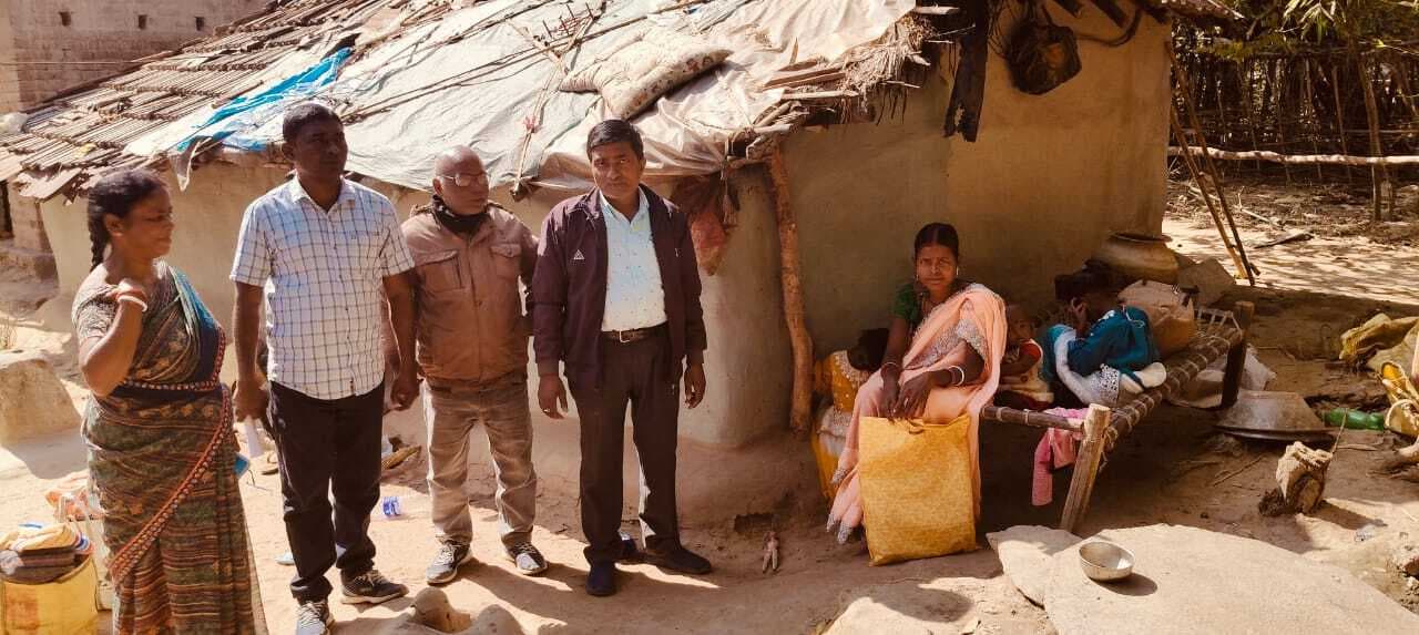 East singhbhum News : प्रभात खबर के समाचार का असर, बीडीओ ने बीमार सबर बच्चियों को भेजवाया सदर अस्पताल