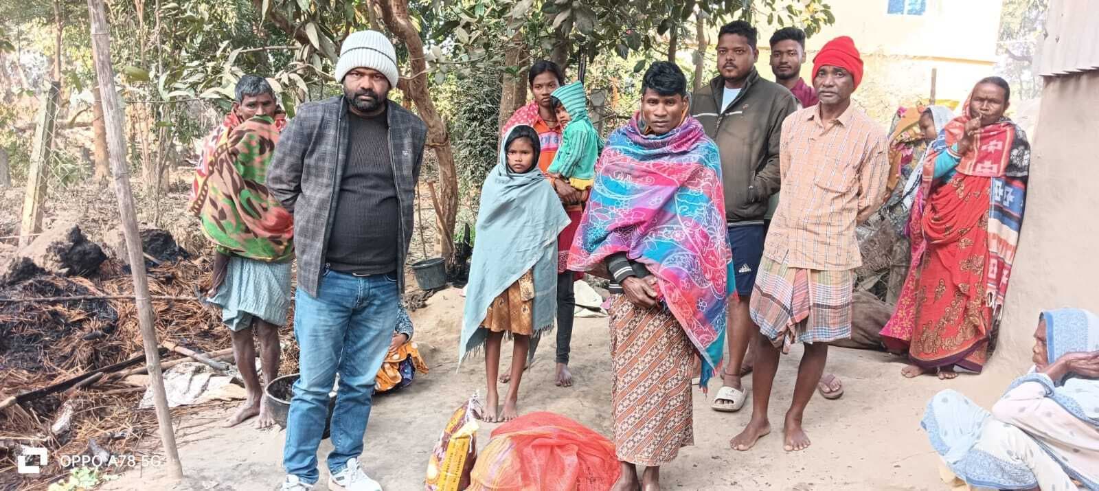 East singhbhum News : बरसोल के दिकबर्धा गांव में शॉर्ट सर्किट से फूस का घर राख, बेघर हुआ परिवार