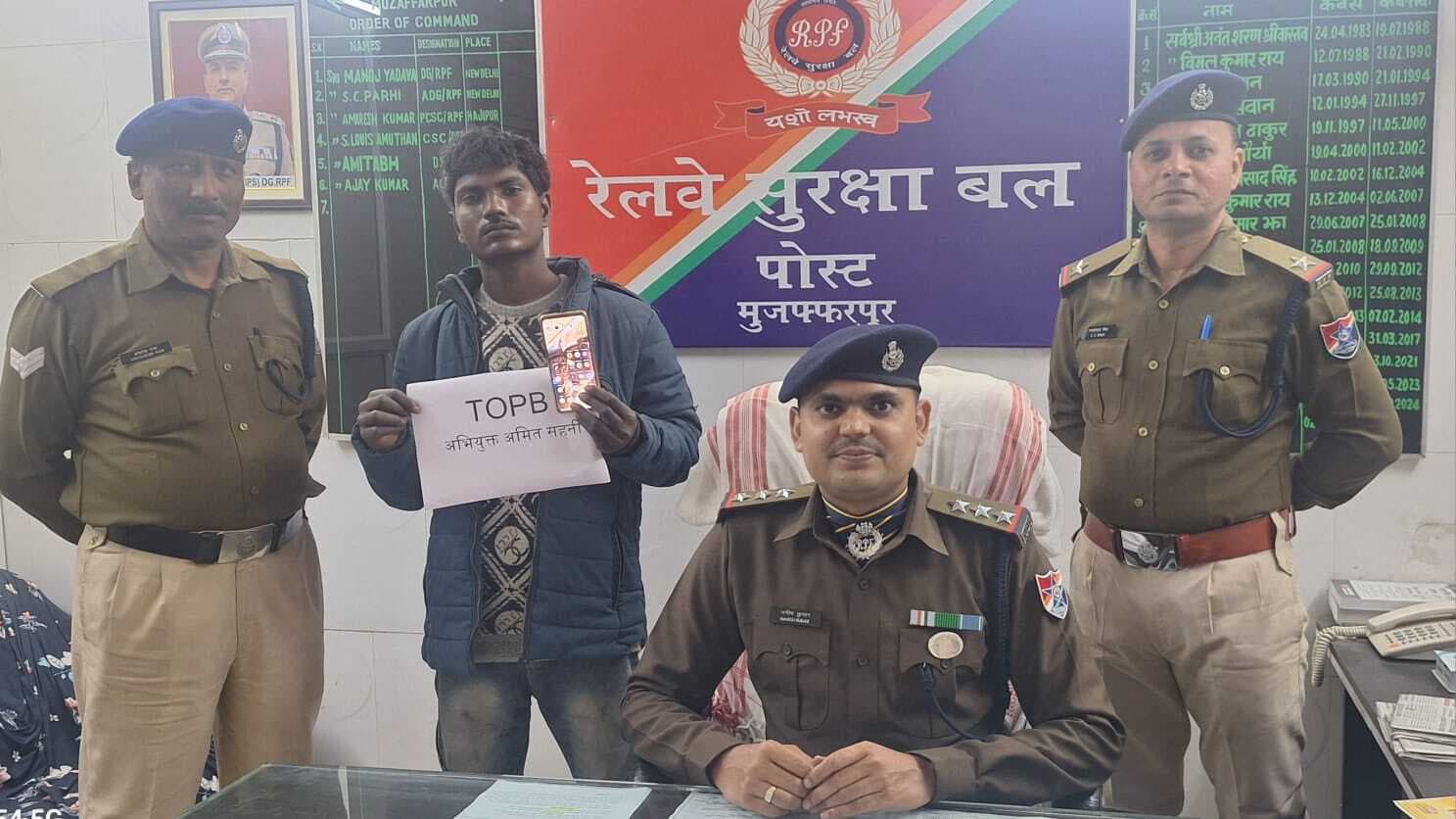 महिला यात्री का मोबाइल उड़ाया, शातिर भगवानपुर में धराया