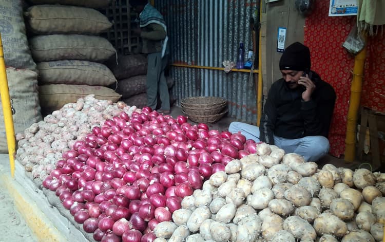 इंदौर व नासिक से आवक बढ़ी तो प्याज के भाव हो गये कम