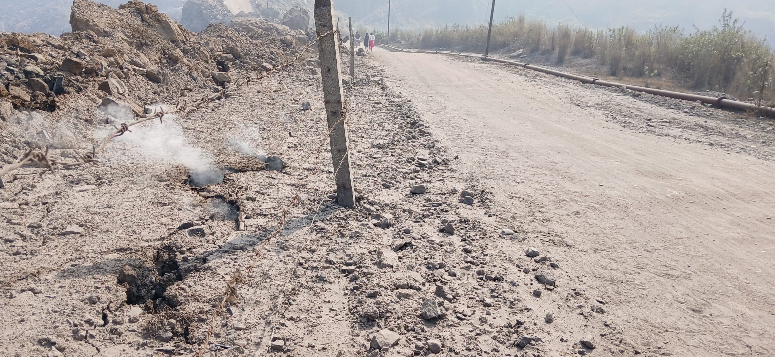 Dhanbad News: मुगमा स्टेशन मार्ग पर धुआं व गैस रिसाव से दहशत