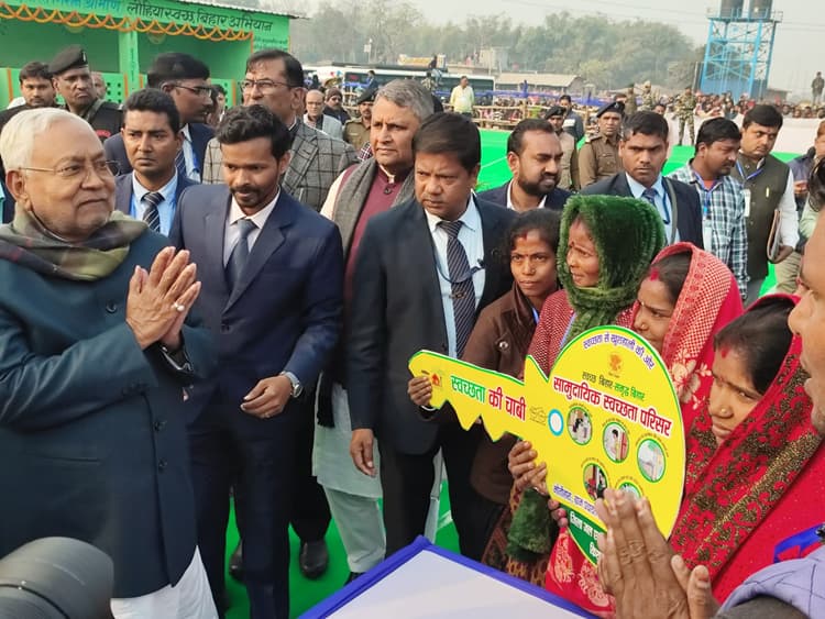 मुख्यमंत्री ने हाथ हिलाकर लोगों का किया अभिवादन, तो लगने लगे नारे