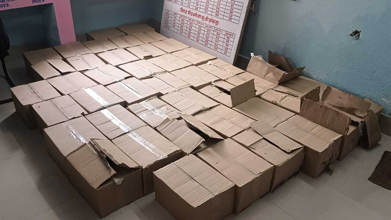 पुलिस गाड़ी में धक्का मारने वाले स्कॉर्पियो से 528 बोतल विदेशी शराब बरामद