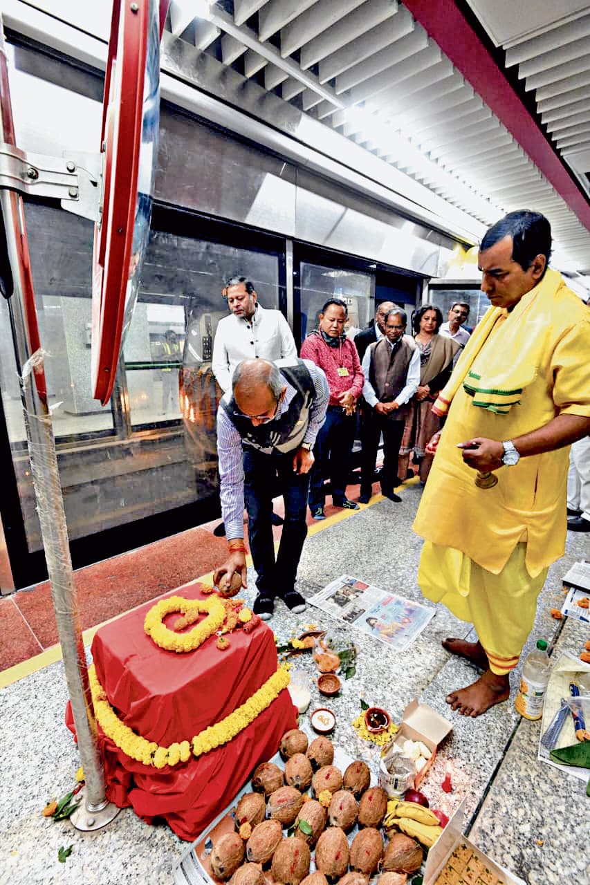 सियालदह-एस्प्लेनेड स्टेशनों के बीच पहली बार दौड़ी मेट्रो