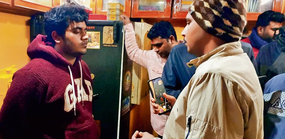 Gopalganj News  : सासामुसा में फायरिंग कर ज्वेलरी दुकान से 30 लाख से अधिक के आभूषण लूटे