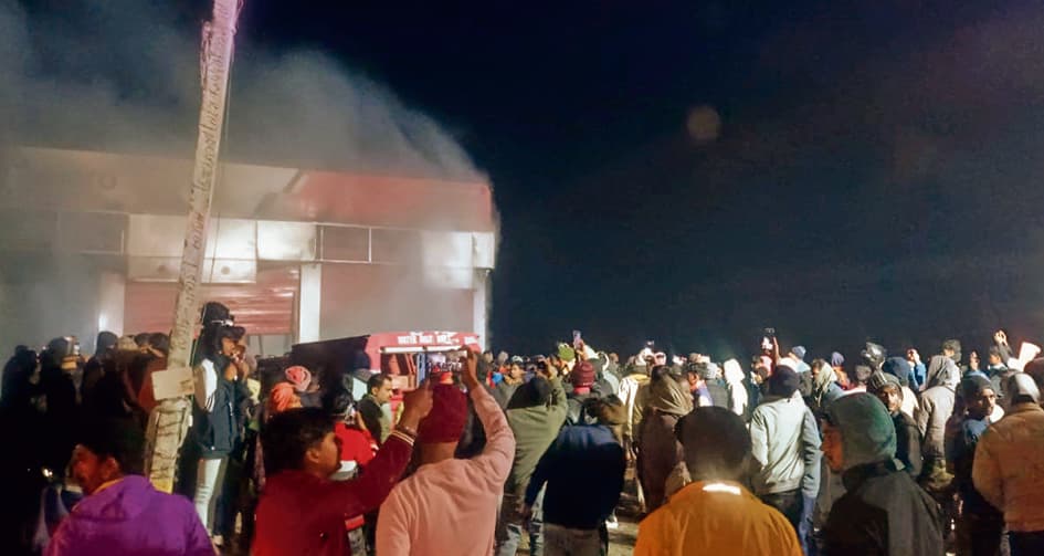 Hajipur News : बेलसर में हीरो बाइक के शोरूम में लगी आग, लाखों की क्षति