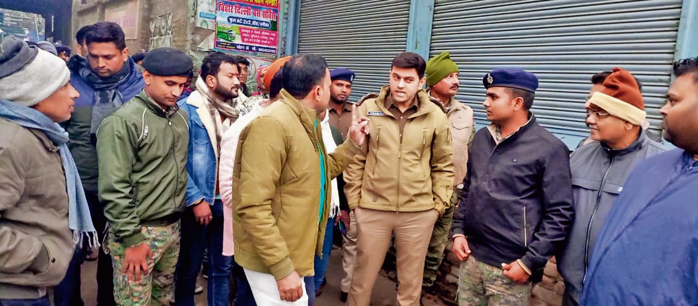 Gopalganj News  : सासामुसा में ज्वेलरी दुकान में लूट की घटना से आक्रोशित व्यवसायियों ने बाजार किया बंद, पुलिस के खिलाफ नारेबाजी