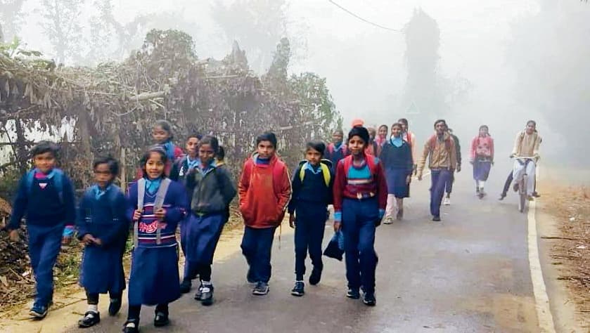 Gopalganj News  : कोल्ड वेव के बीच कांपते हुए स्कूल पहुंचे छात्र, घरों में दुबके लोग, तीसरे दिन भी नहीं निकली धूप