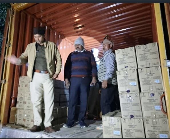 कंटेनर में छिपाकर ले जा रही शराब को पुलिस ने किया बरामद