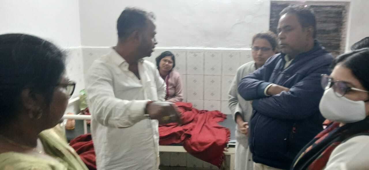 Dhanbad News : नवजात की मौत के बाद परिजनों ने सीएचसी चासनाला में किया हंगामा