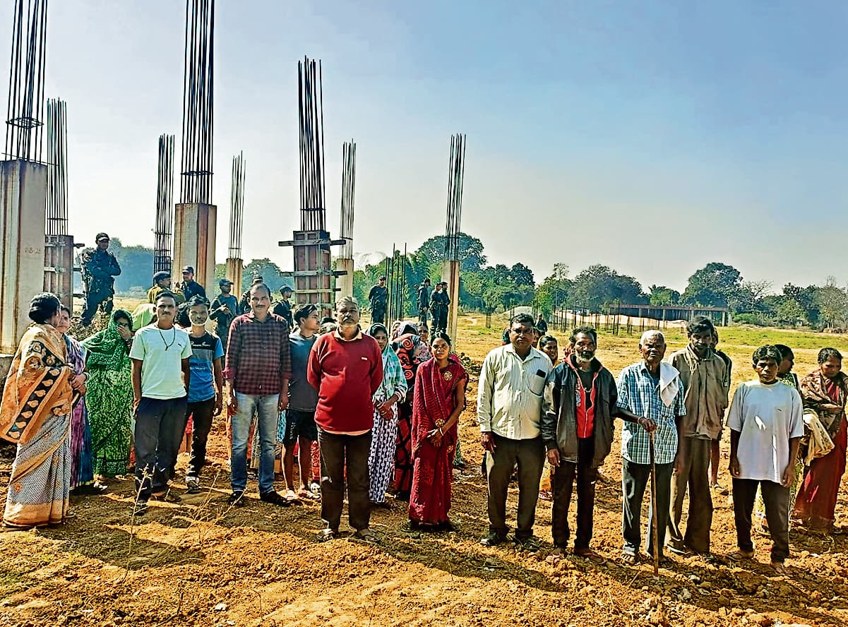 Rourkela News: बंडामुंडा नेपाली बस्ती में ग्रामीणों ने रोका रेलवे का काम, बैरंग लौटे रेलवे के अधिकारी