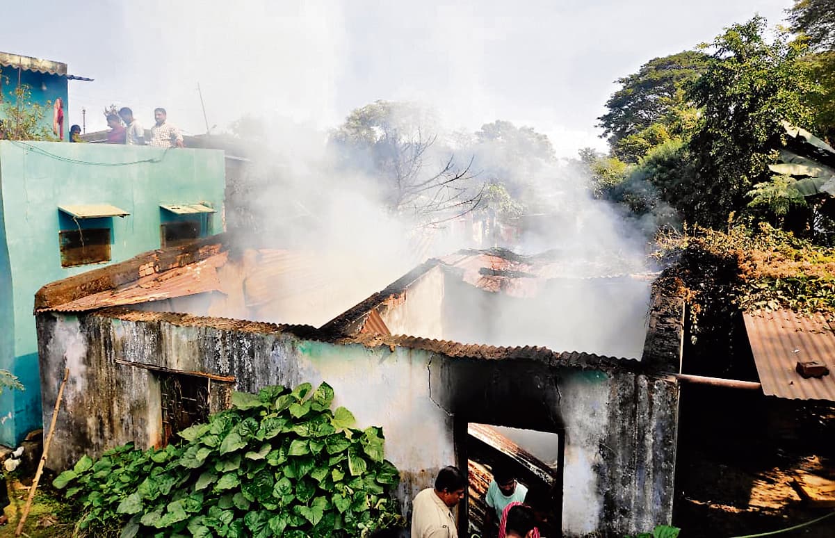 Rourkela News: रेलनगरी बंडामुंडा में पांच साल से बंद पड़ी रूई के गोदाम में लगी आग