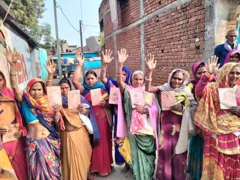 राशन कटौती पर डीलर के विरुद्ध कार्डधारियों ने किया प्रदर्शन