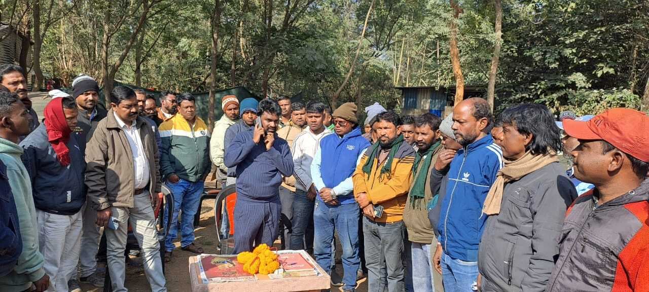 East Singhbhum News : नरवा पहाड़ माइंस के ठेका मजदूर हड़ताल पर