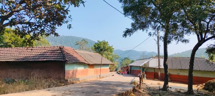 East singhbhum News : बाघ के खौफ में घरों में कैद हुए लोग, बच्चों की पढ़ाई, किसानों की खेती, मजदूरों की मजदूरी पर लगा ग्रहण