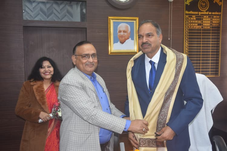 छात्र व विश्वविद्यालय एक दूसरे का पूरक, हम सभी उनके सहायक : प्रो विवेकानंद