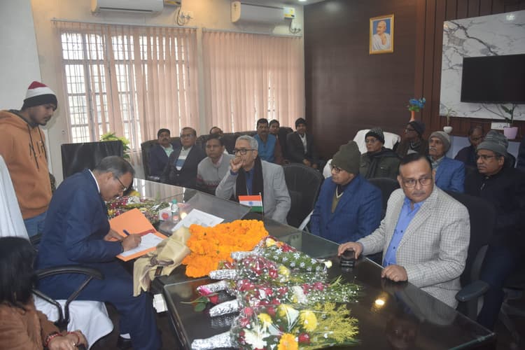 पहली चिट्ठी तैयार होने में हुई देरी तो नये वीसी ने लगायी अफसरों की क्लास