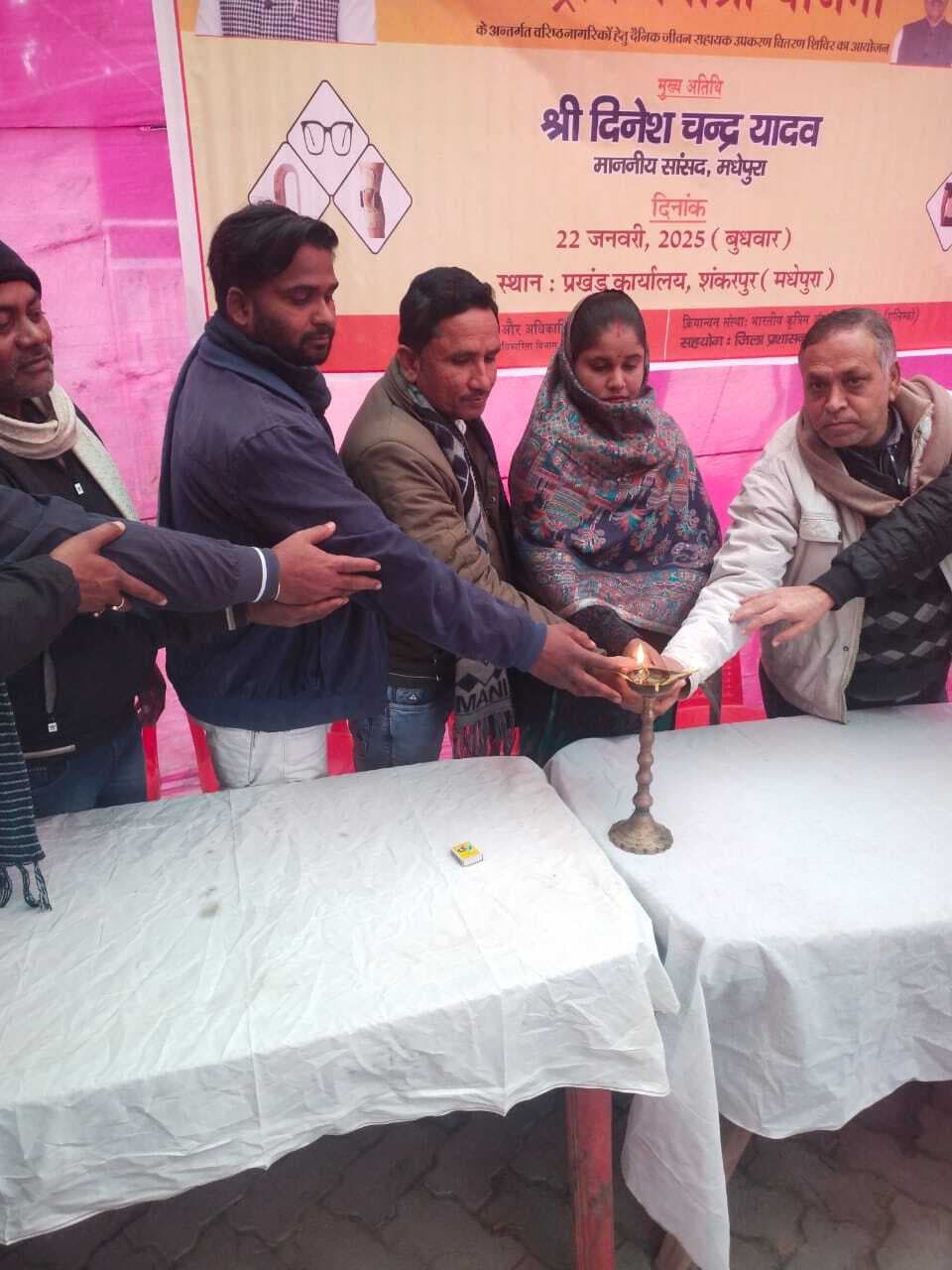 बुजुर्गों को सहायक उपकरण के साथ ही फल का किया वितरण