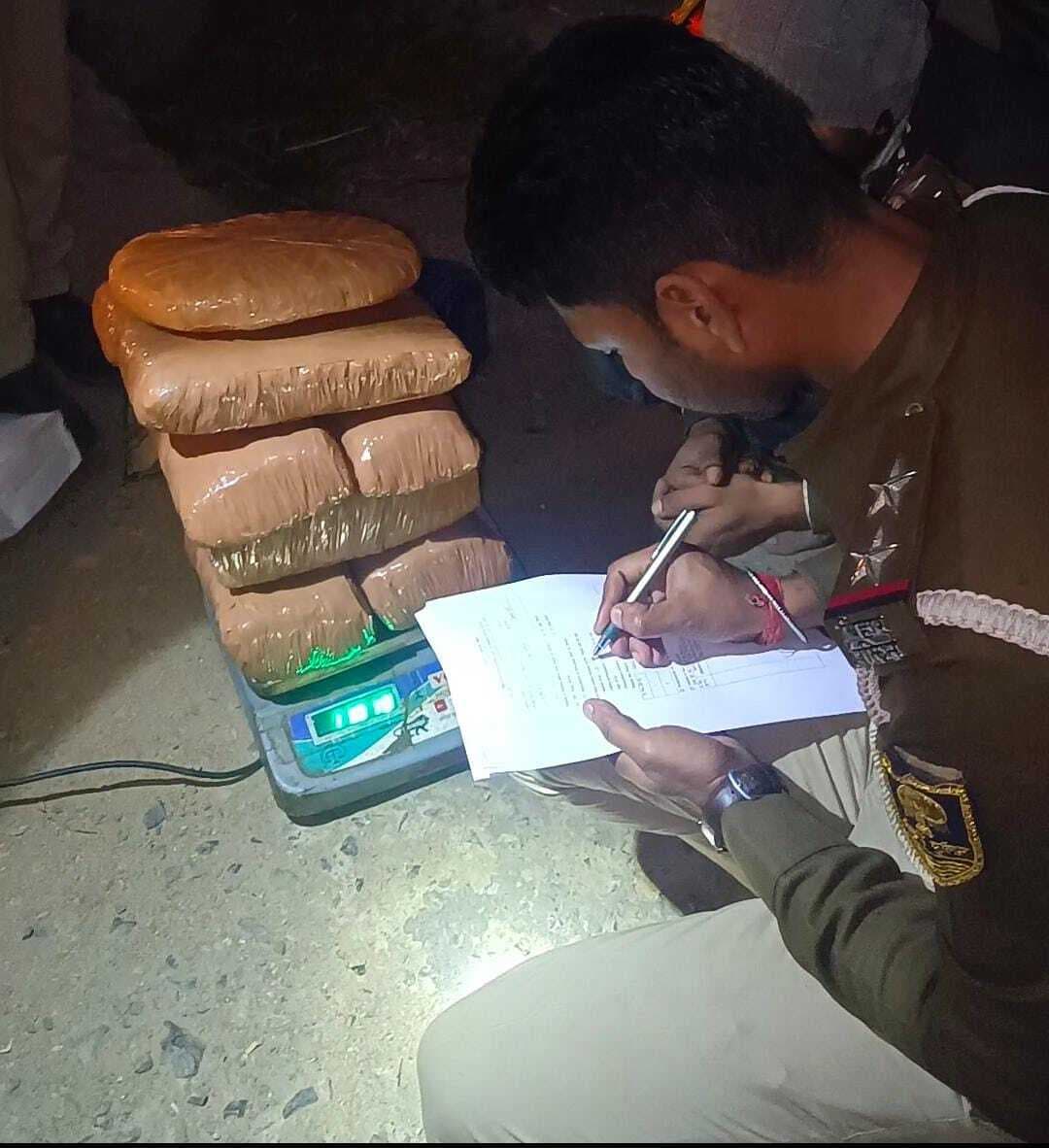 पुलिस जांच में बाइक सवार युवकों से गांजा, स्मैक बरामद