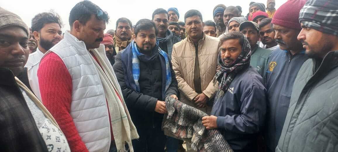 जरूरतमंदों के बीच कंबल का किया वितरण