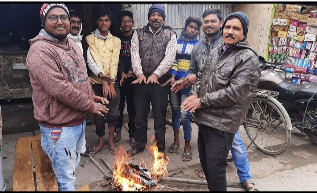 कड़ाके की ठंड व कुहासा से जनजीवन अस्त-व्यस्त