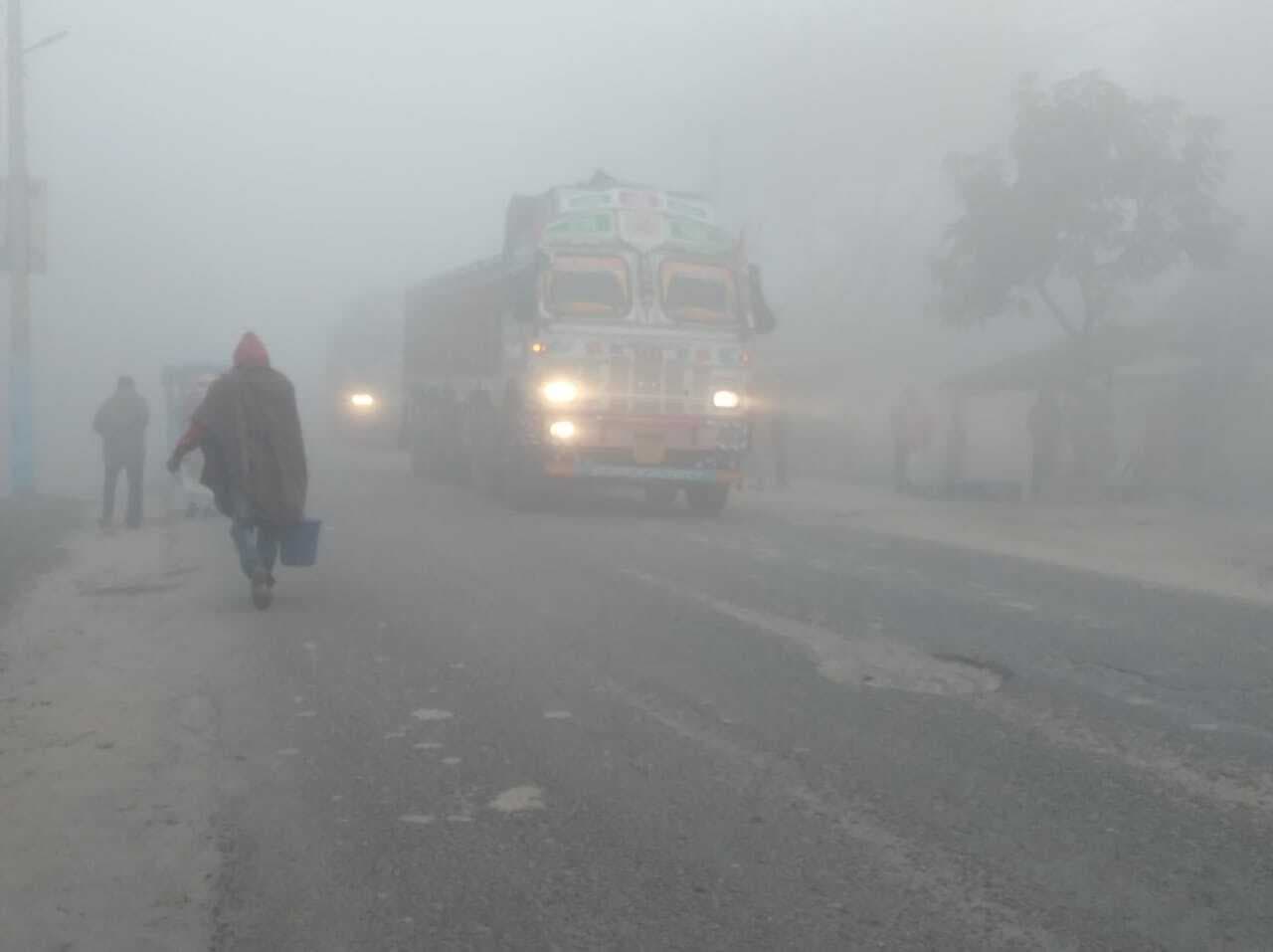 कोहरे के साथ कनकनाहट भरी ठंड ने बढ़ायी परेशानी, दूसरे दिन भी नहीं निकली धूप