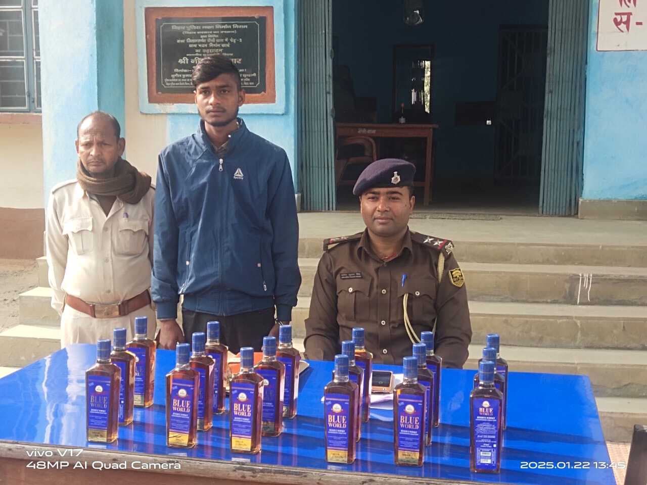 शराब के साथ सिमरा गांव का युवक गिरफ्तार, स्कूटी जब्त