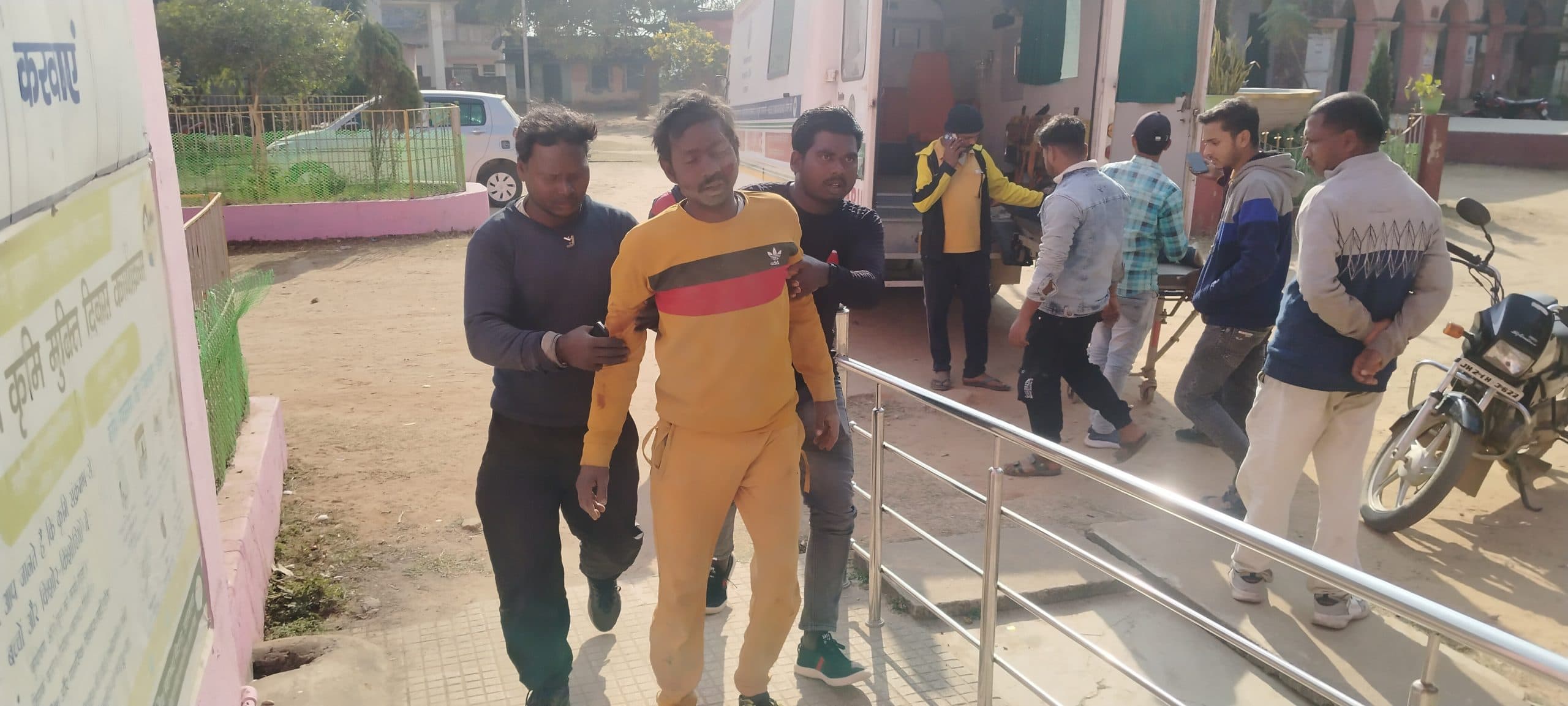 बाइक से गिरकर दो लोग घायल, धनबाद रेफर