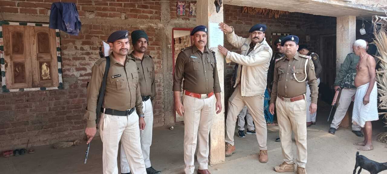 हत्याकांड में फरार चार अभियुक्तों के घरों पर चिपका इश्तेहार