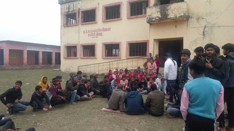 एडमिड कार्ड नहीं मिलने पर प्रधानाध्यापक के खिलाफ छात्रों ने किया प्रदर्शन