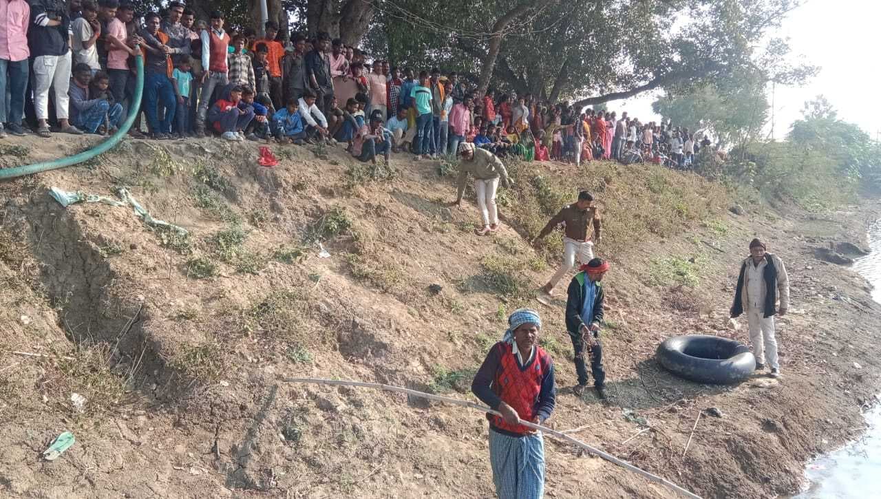 Gaya News : रौना गांव में तालाब में नहाने के दौरान डूबा युवक, खोजबीन जारी