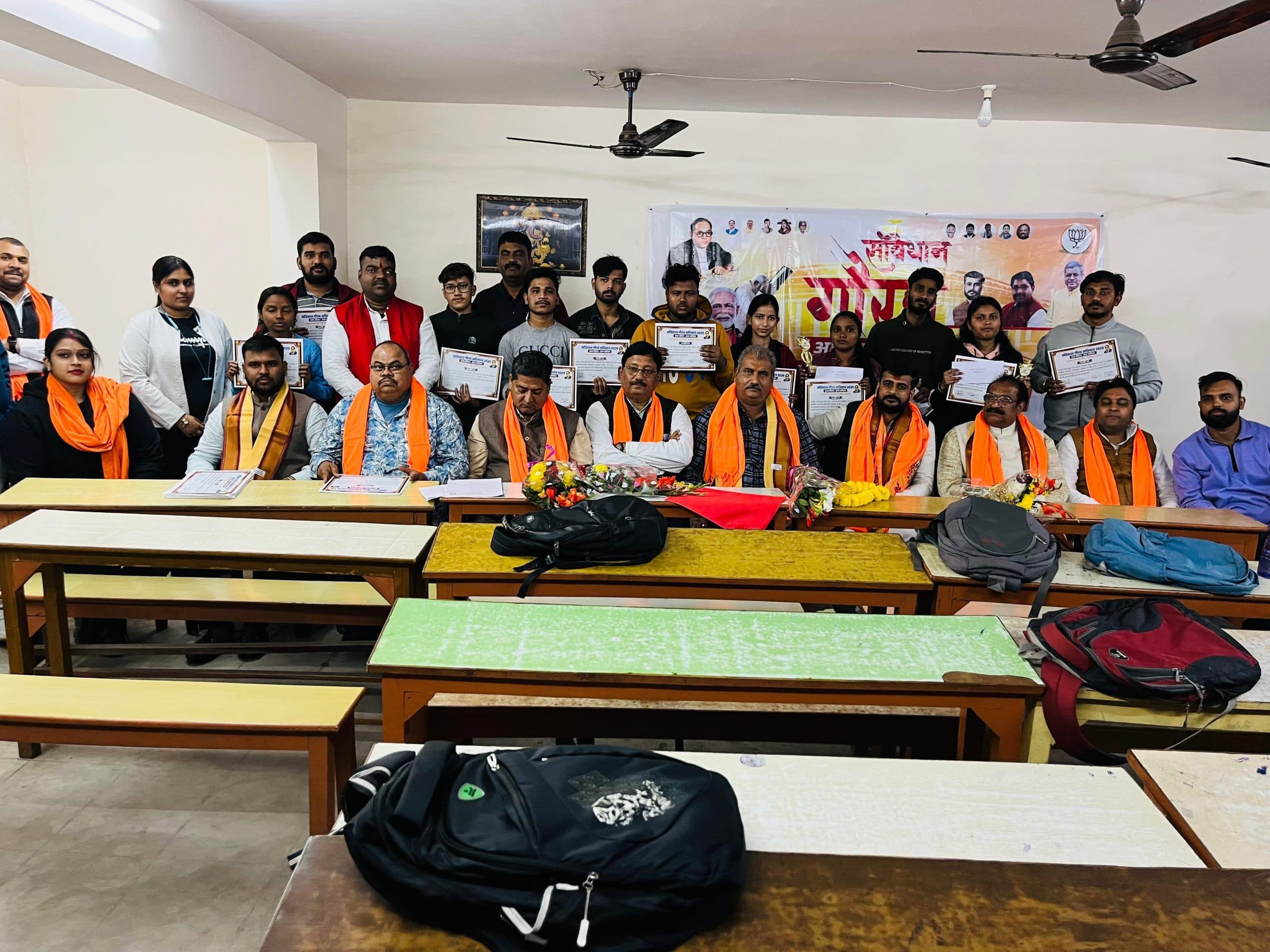 Jamshedpur news. घाटशिला की ईशा ने मारी बाजी, दूसरे स्थान पर पूजा व तीसरे पर रहे आदर्श वर्मा