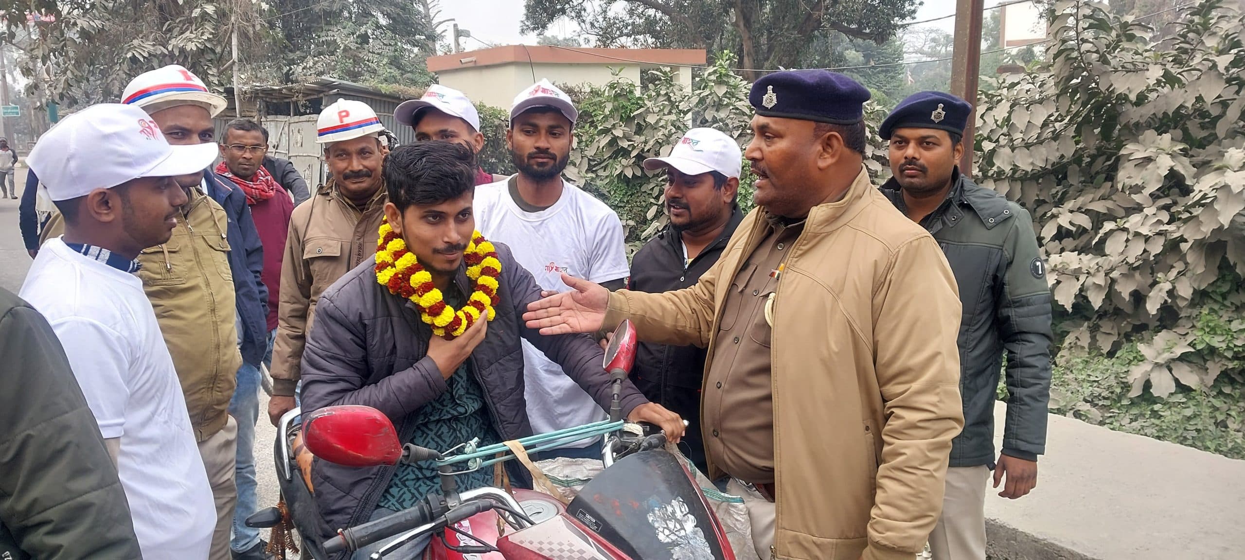 हेलमेट नहीं लगाने वालों को फूल का माला पहनाकर कराया गया शर्मीदा