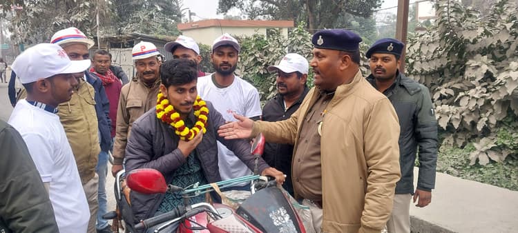 हेलमेट नहीं लगाने वालों को फूल का माला पहनाकर कराया गया शर्मीदा