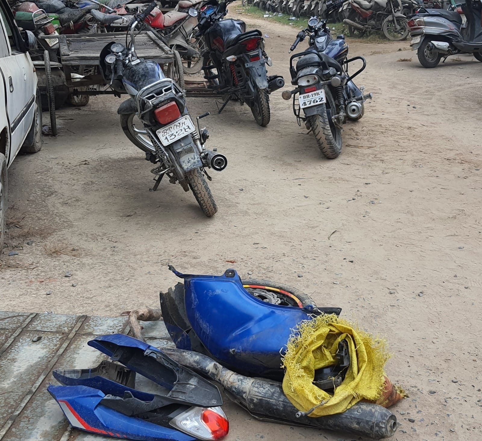 बाइक चोर गिरोह के पांच युवक तीन बाइक व एक बाइक के खुले पार्ट्स के साथ गिरफ्तार