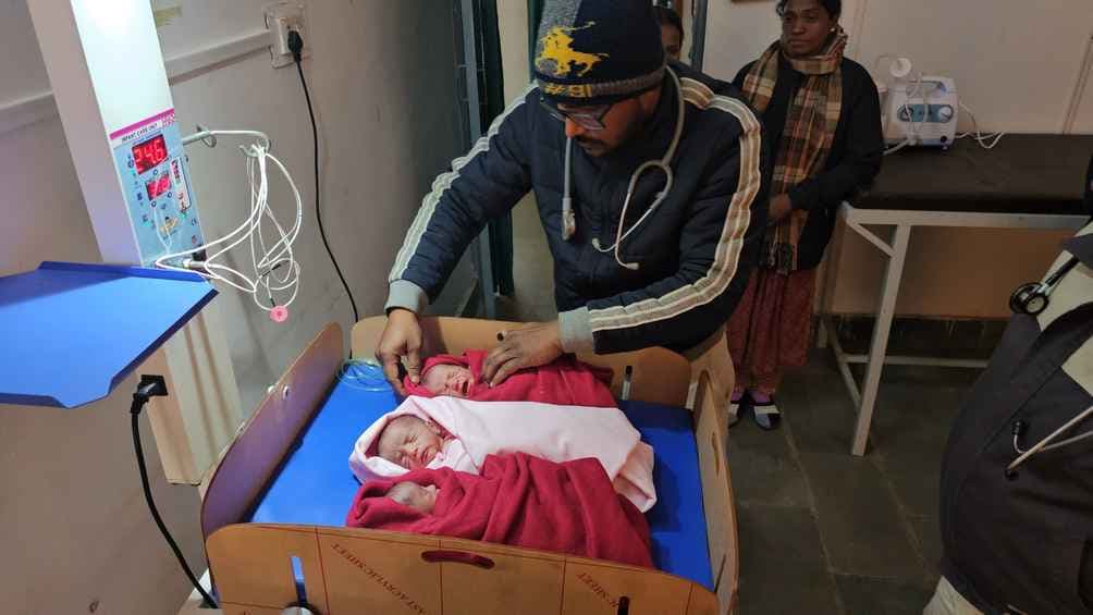 पहाड़िया प्रसूता ने एक साथ तीन नवजात को दिया जन्म, जच्चा-बच्चा स्वस्थ