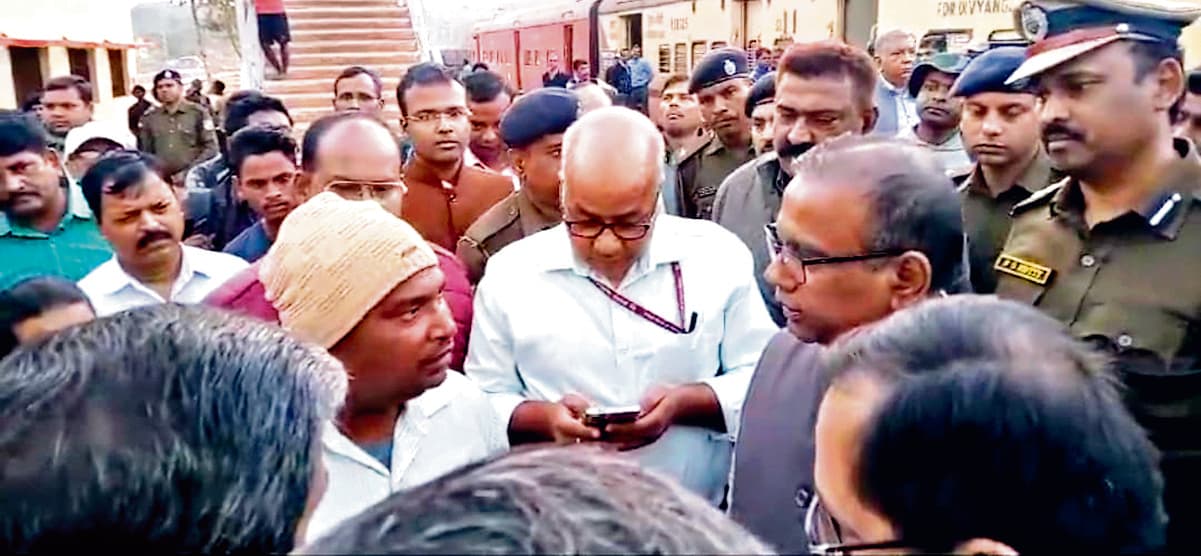 Rourkela News: तहसीलदार की रोक के बाद भी निर्माणकार्य जारी रखने का किया विरोध