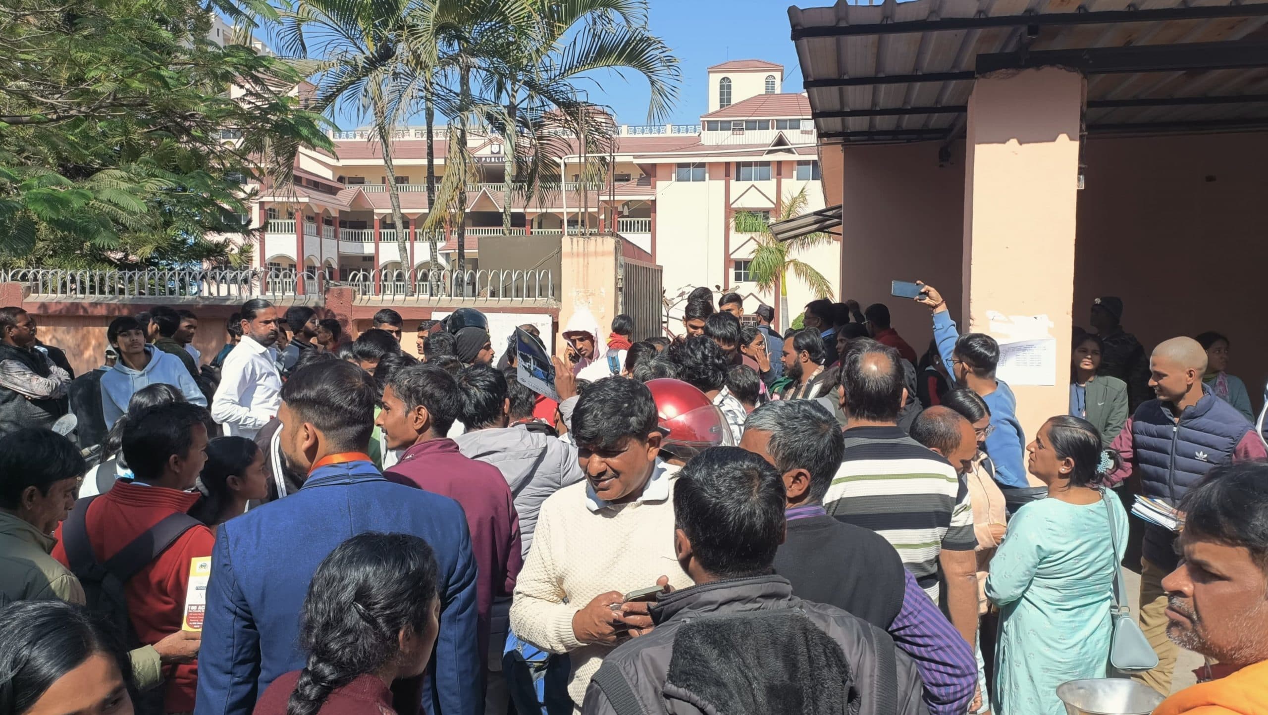 JEE Mains 2025 Question Paper: जेइइ मेंस जनवरी की दोनों पालियों में मैथ्स के सवाल कठिन, फिजिक्स ने भी फंसाया