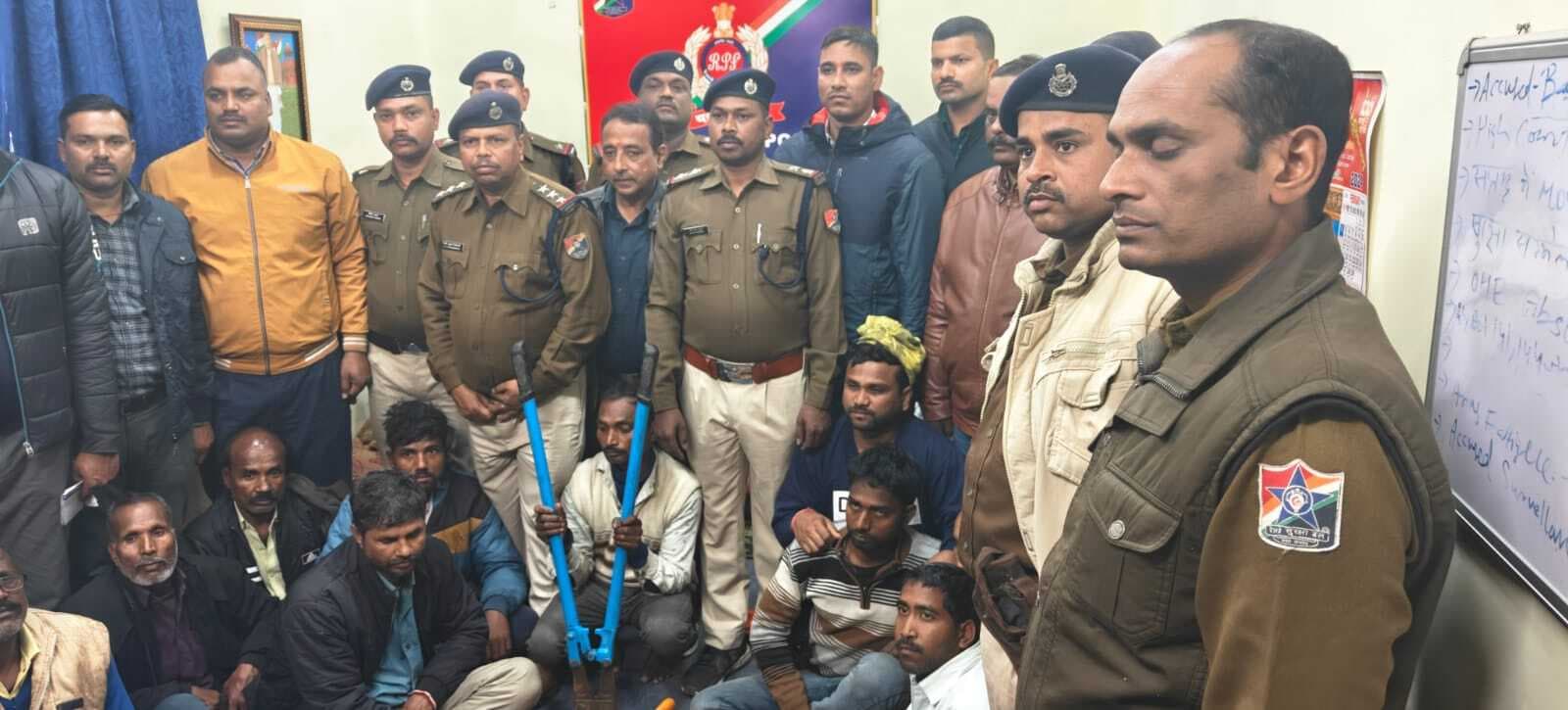 फतुहा-दनियावां रेलखंड पर चोरी हुई तांबे के तार के साथ 10 चाेर गिरफ्तार