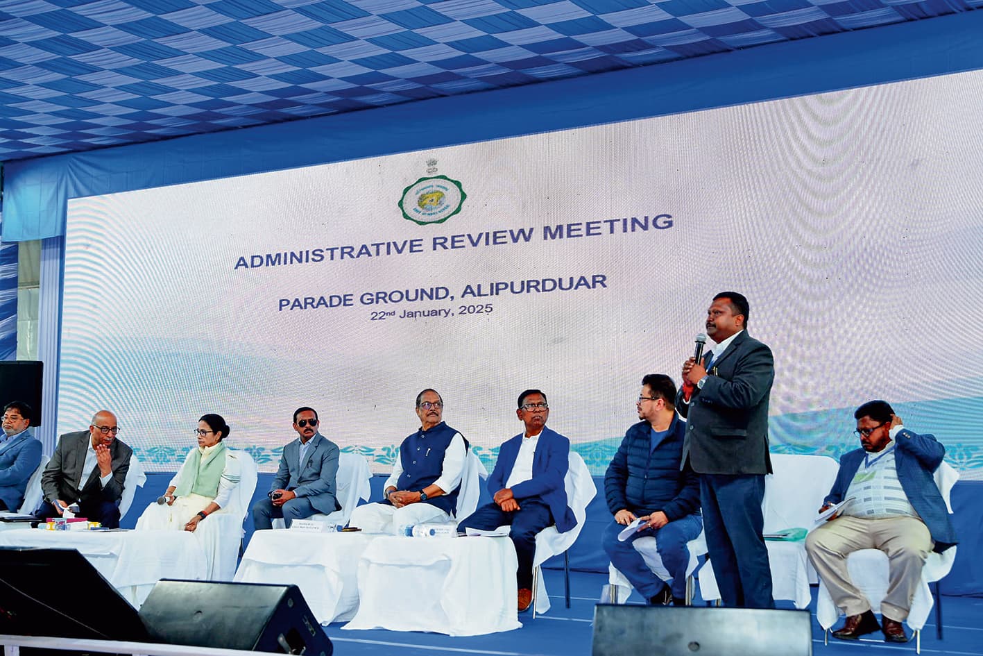 ''''गोली मारो'''' लिखा पोस्टर देखकर भड़कीं मुख्यमंत्री, कहा- तुरंत हटायें