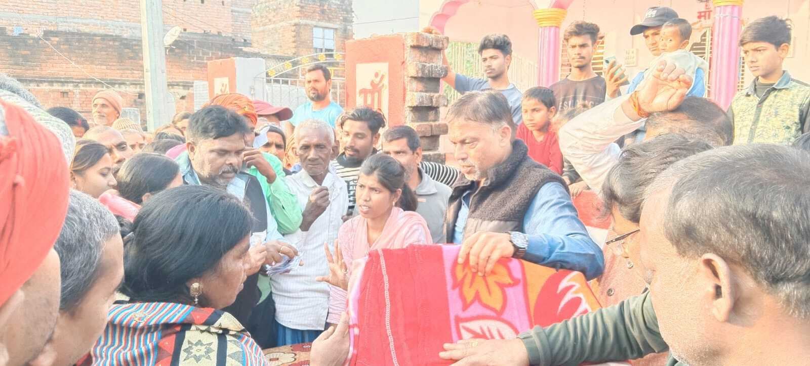 जरूरतमंदों के बीच बांटा गया कंबल