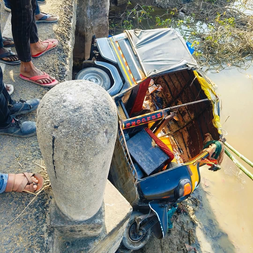 Aurangabad News: ट्रैक्टर से टकराते ही टेकारी नदी में गिरा ऑटो