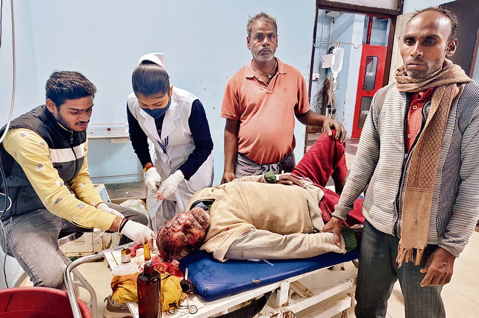 बाइक और स्कॉर्पियों के धक्के से पैदल जा रहे बुजुर्ग समेत दो लोग हुए घायल