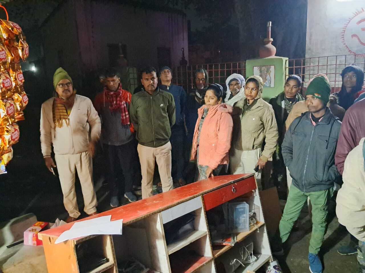 कॉस्मेटिक दुकान में बदमाशों ने की तोड़फोड़ व फायरिंग