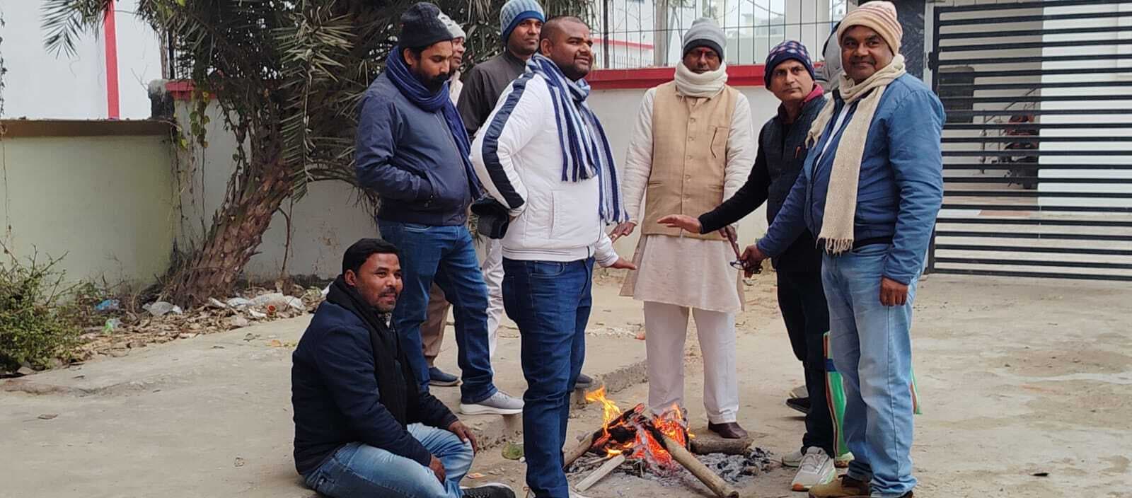 Darbhanga News : बारिश की तरह टपकती रही ओस की बूंदें, दिन चढ़ने के साथ बढ़ती चली गई ठंड