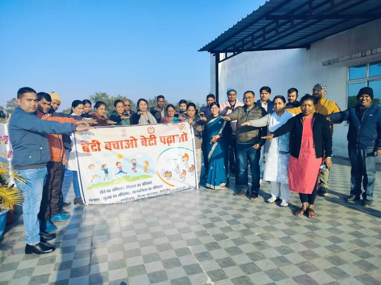 Giridih News: बच्चियों ने मानव शृंखला बनाकर बेटी बचाओं-बेटी पढ़ाओ का दिया संदेश