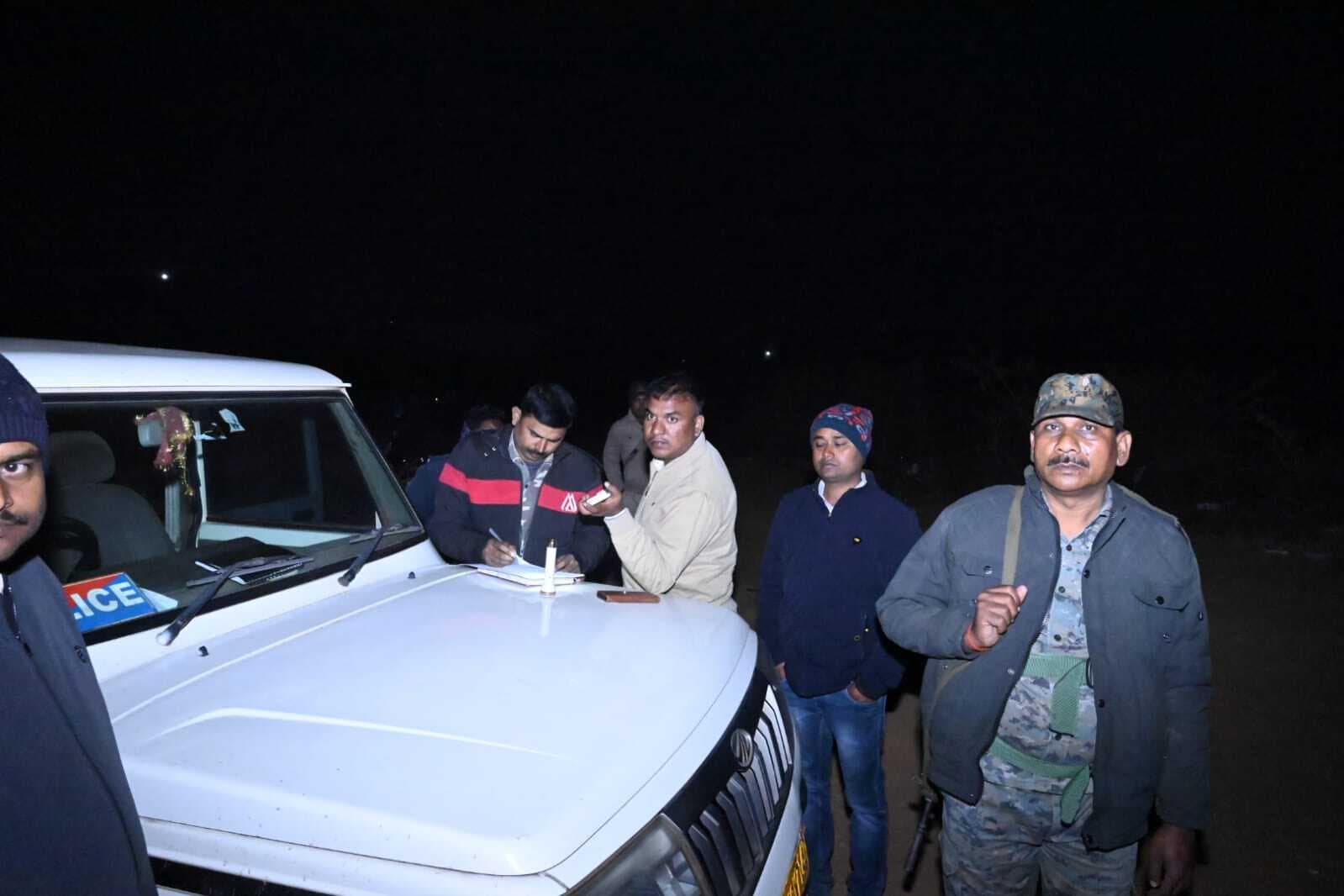 मोहनपुर में जमीन में गड़ा मिला महिला का शव, एक हाथ बाहर निकला था