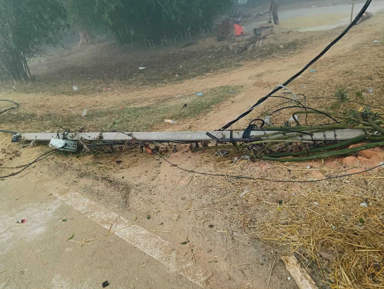 Giridih News: ट्रक ने 19 बिजली पोल तोड़ा, तीन गांव की बिजली बाधित