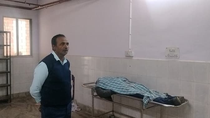 अज्ञात वाहन के धक्के से स्कूल बस का खलासी घायल, इलाज के दौरान मौत